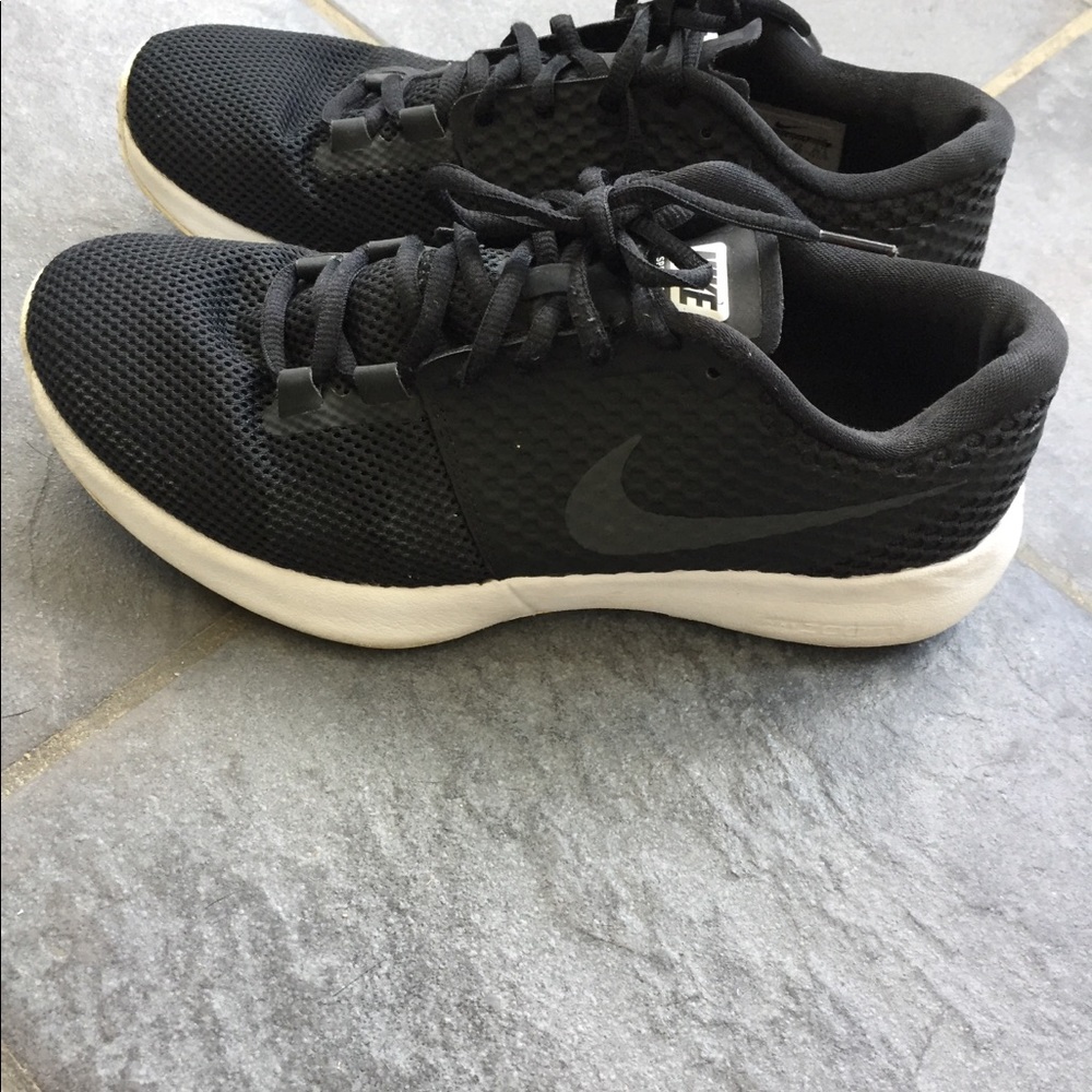 Like new Nike men’s tennis shoes